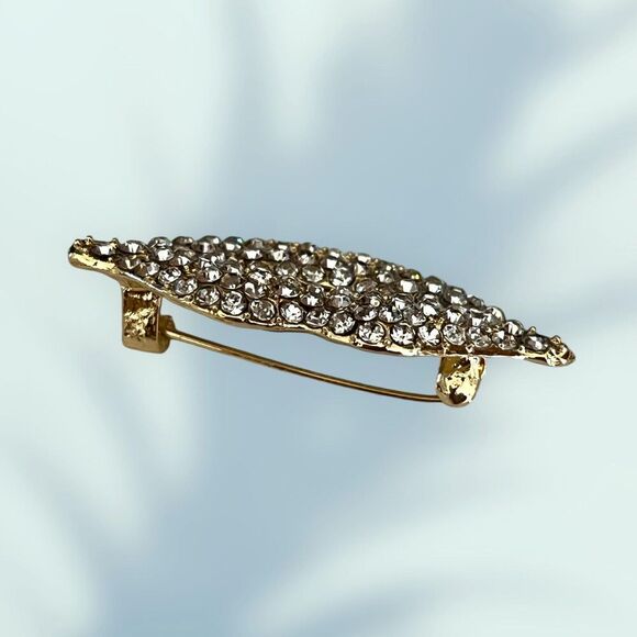 Glamorous White Lips Brooch Pin - Sparkling Rhinestone Design for Stylish … - Picture 3 of 3